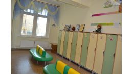 в раздевалке у малышей